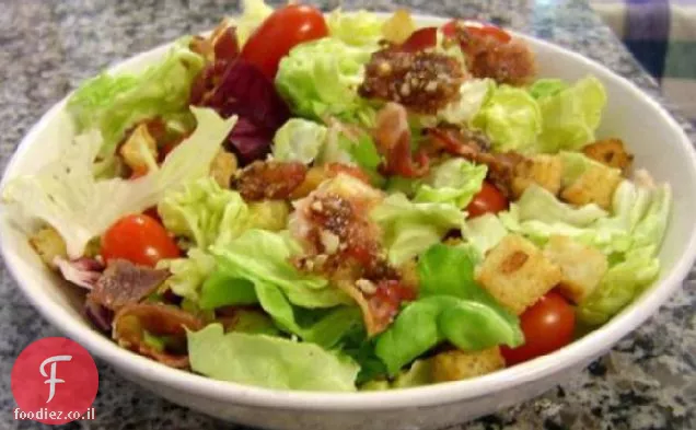 סלט BLT עם קרוטונים שום