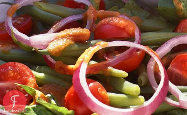 שעועית ירוקה וסלט עגבניות עם רוטב עגבניות קלוי
